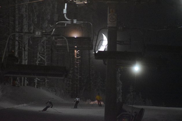 Lyžařské sezóna v lyžařském středisku v Karlově v Jeseníkách začala romantickým nočním lyžováním při měsíčku. Zajím se rozjela jen  čtyřsedačka Express, další střediska ve Ski Aréně Karlov ji brzy budou následovat.