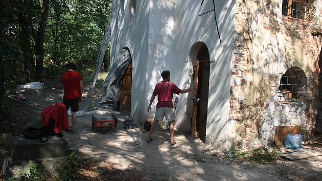 Dobrovolníci přijeli do Pelhřimov z celé republiky, aby pomáhali archeologům a pracovali na obnově gotického kostela v zaniklé obci.