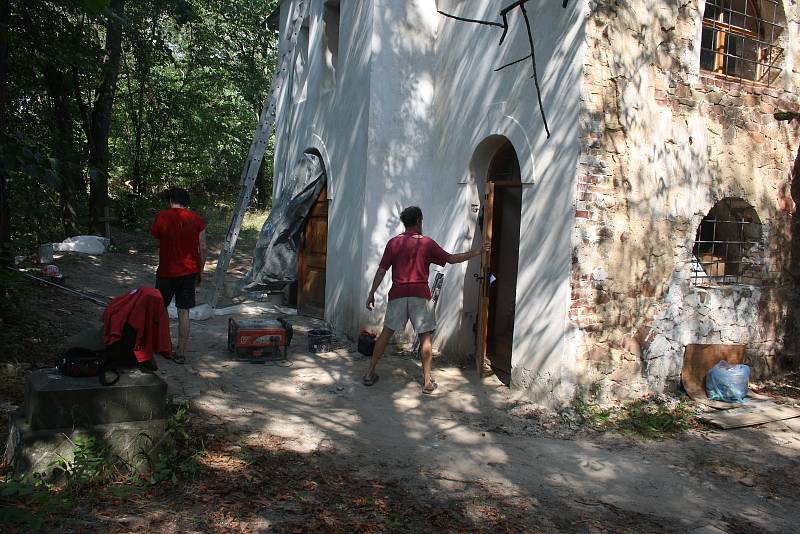 Dobrovolníci přijeli do Pelhřimov z celé republiky, aby pomáhali archeologům a pracovali na obnově gotického kostela v zaniklé obci.