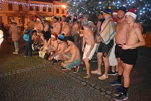 Recesistický běh polonahých saunařů v zimě nočním Bruntálem je tradice, která se zrodila před padesáti lety. 28.12. 2023