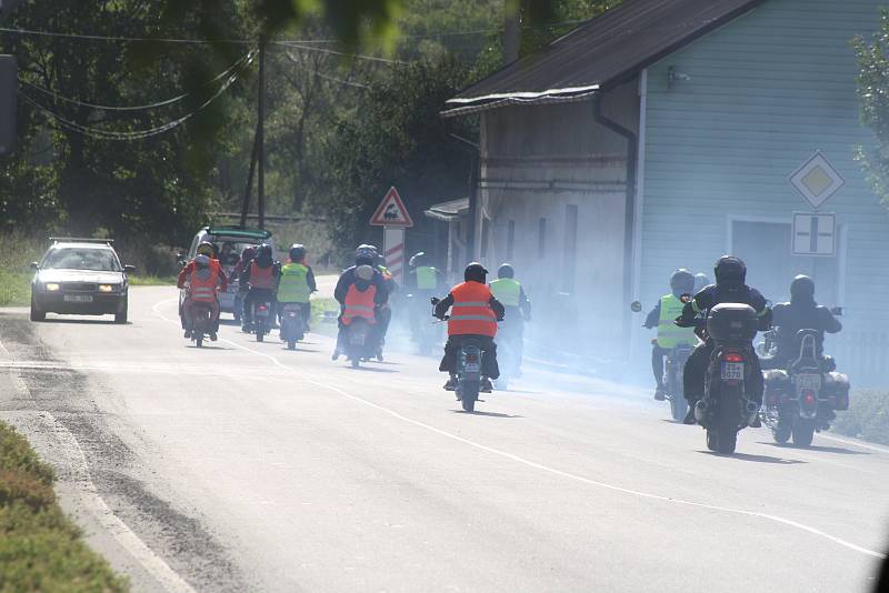 Legendární Jawa pionýr neboli fichtl je úžasný motocykl.  Bohušovská Fichtlmánie byla oslavou pincků.