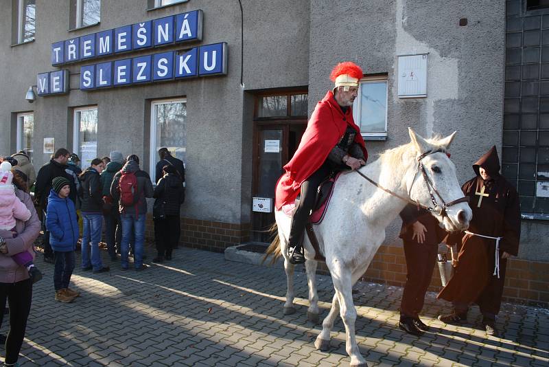 Svatý Martin přijel na bílém koni na nádraží v Třemešné, aby si připil mladým vínem s účastníky podzimní parní jízdy na svatomartinské hody v Bohušově.