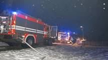 V Široké Nivě shořela garáž s autem a traktorem, hasiči uchránili rodinný domek.