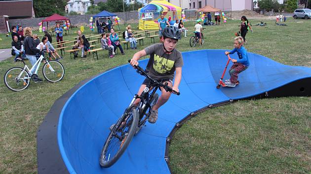 Krnov má od soboty 1. září první pumptrackovou modulární dráhu. Sportovci ji mohou užívat celoročně. Byla vybudována vedle dopravního hřiště u SVČ Krnov.