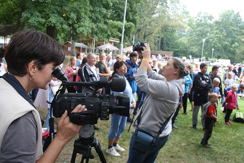Manžele Aleše a Alenu Sýkorovi ze Studia Láryšov většinou potkáte ověšené fotoaparáty a kamerami.