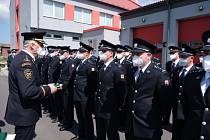 Letos je předávání medailí hasičkám a hasičům HZS MSK komornější – jen podle okresů a bez diváků. Zde bruntálští hasiči.