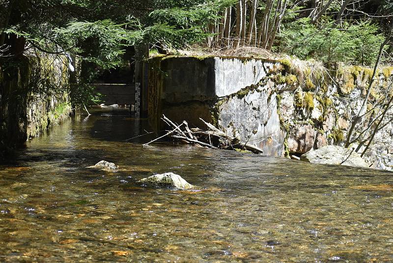 Udělejte si někdy výlet kolem náhonu, který přivádí vodu pro umělý vodopád v Karlově Studánce.