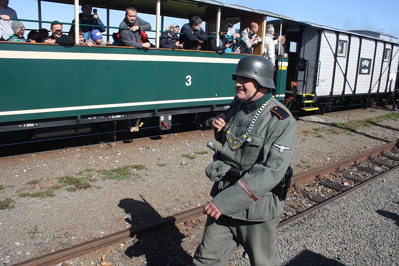 Úzkokolejka Osoblažka se vrátila do března 1945 díky fanouškům vojenské historie. Ti názorně předvedli cestujícím, co se zde mohlo odehrávat v posledních dnech války.