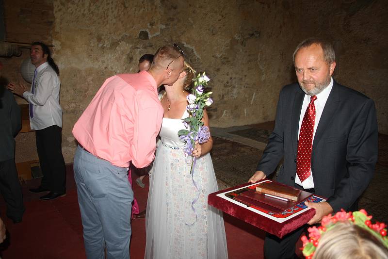 Monika a Marek se vzali v zaniklé obci Pelhřimovy. Pro kostel sv. Jiří to byla první svatba v jeho poválečné historii. Byl to obřad tradiční i alternativní, konvenční i invenční, ale hlavně romantický.