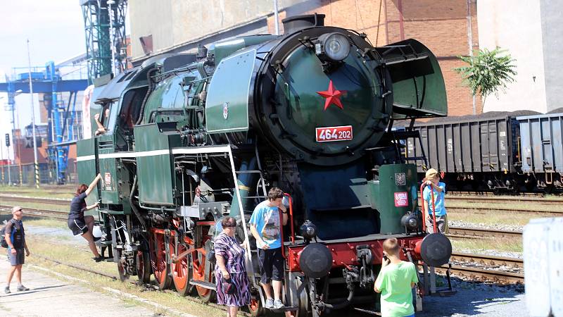 Vlak sestavený z vagonů, kterými cestovali českoskoslovenští prezidenti, vyrazil na turné po Česku a Slovensku. Výraznou stopu v něm zanechali řemeslníci z Krnovska a Ostravska.