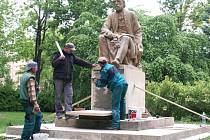 Socha Bedřicha Smetany má opět barvu pískovce. Tým restaurátorů pod vedením akademického sochaře Jakuba Gajdy se snaží, aby do září zase zářila novotou. V současnosti se zaměřují na sokl, ne kterém pískovcová socha sedí.
