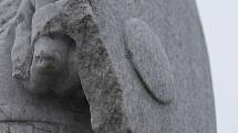 V Hlince před mnoha lety vandal změnil památník padlým  na Bezhlavého rytíře. V restaurátorské dílně rytířovi vrátí tvář, aby se zase stal důstojnou pietou.