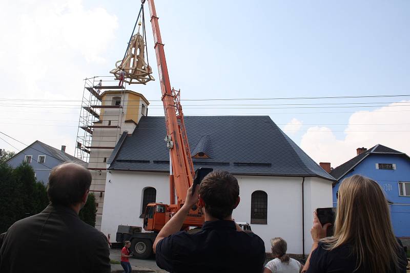 Kostel v Hlince od soboty 12. května už má stejnou báň, jaká tu bývala před válkou. Sundávání jehlanu a zvedání báně byly atrakce, které si nikdo nechtěl nechat ujít.