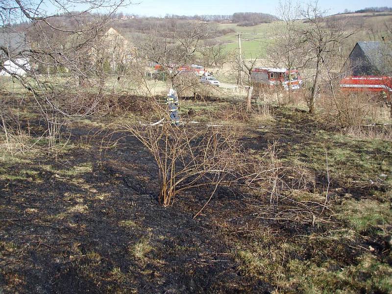 Ani v Holčovicích si lidé s vypalováním mezí nedali pokoj.