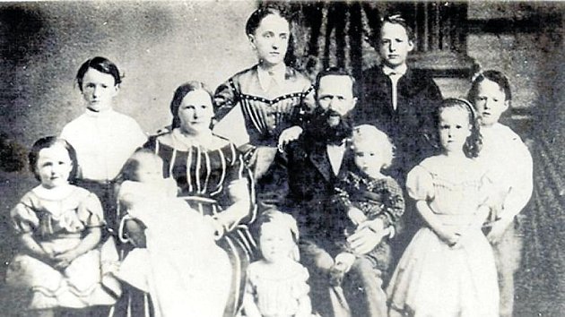 Hans Kudlich s chotí Luisou a devíti dětmi.
