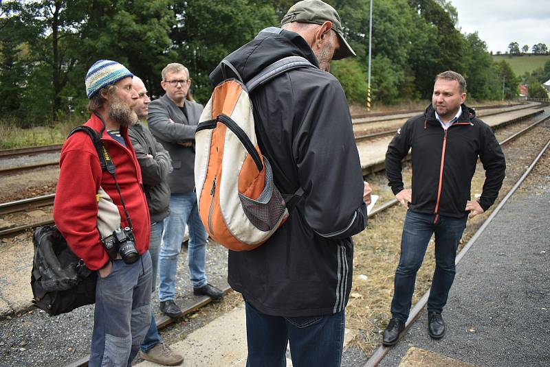 Ivo Dokoupil (v červeném) z Hnutí Duha Jeseníky založil iniciativu Zachraňme nádraží na trati Olomouc – Bruntál. Pak požádal stát o převedení nádraží Dětřichov nad Bystřicí do majetku Duhy.