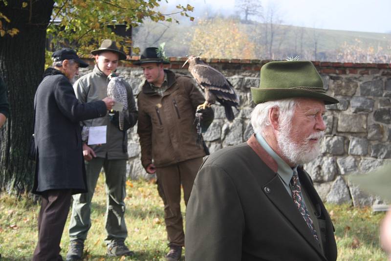 Myslivci z Třemešné oslavili svátek svého patrona svatého Huberta slavnostní mší plnou pradávných rituálů.