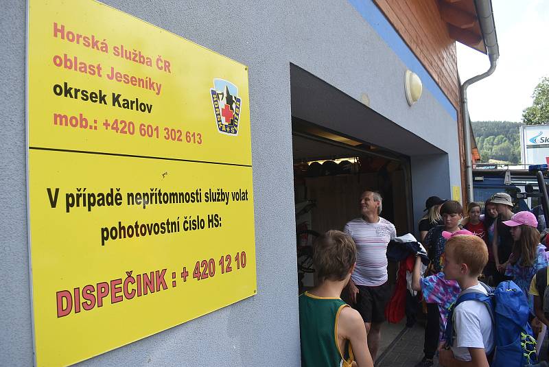 Děti z Andělského kempu vyrazily na exkurzi na základnu Horské služby v Karlově pod Pradědem.