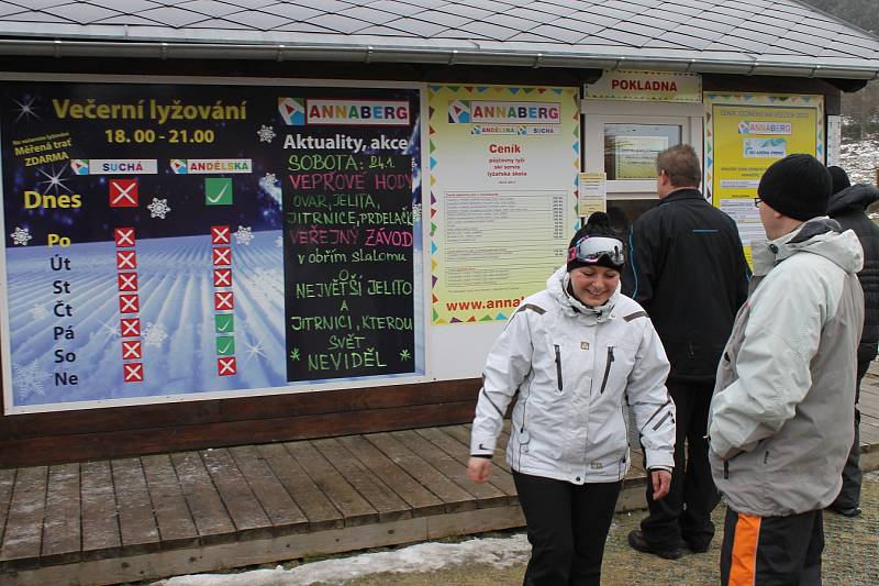 Zabijačkové dobroty byly lákadlem Vepřových hodů přímo na sjezdovce Annaberg nad Andělskou Horou.