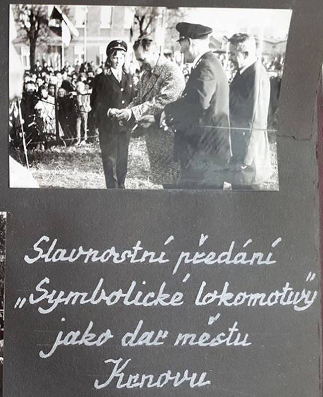 Historické snímky dokazují, že železničáři v čele s budoucím ministrem dopravy Vladimírem Blažkem darovali lokomotivu Bufan městu Krnov.