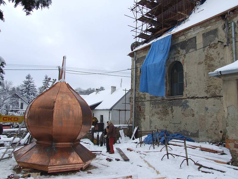 Býkovský kostel od války až do roku 2004 pořád jen chátral. Dnes má díky rekonstrukci novou fasádu, novou krytinu, nové jsou věž s bání, okna i dveře.