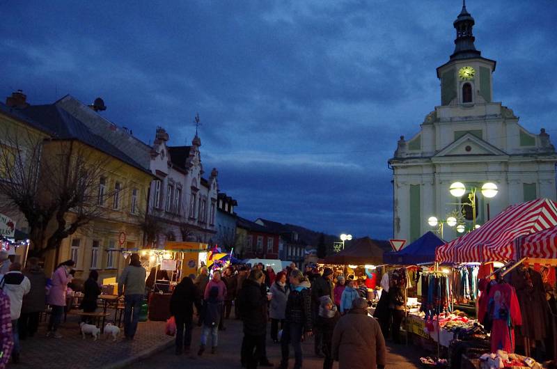 Adventní jarmark, setkávání se sousedy, vystoupení dětí, rozsvícení vánočního stromu. Takové bylo páteční adventní setkání ve Městě Albrechticích.