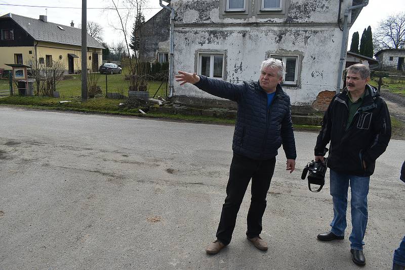 V Hlince před mnoha lety vandal změnil památník padlým  na Bezhlavého rytíře. V restaurátorské dílně rytířovi vrátí tvář, aby se zase stal důstojnou pietou.