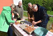 Tradiční Svatodušní vaječinu si farníci uvařili v kotlíku před kostelem v Holčovicích.