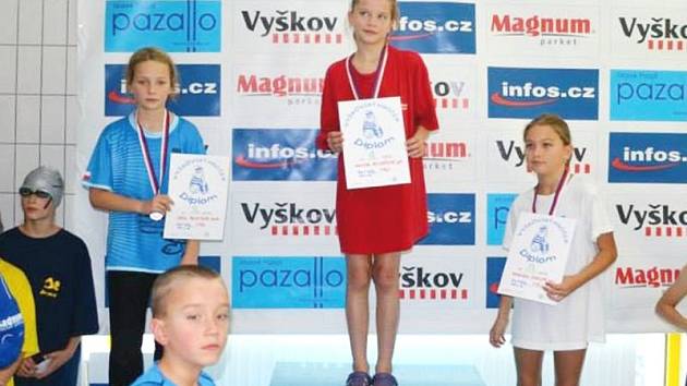 Zlatou medaili za vítězství na trati padesát metrů prsa vybojovala Kristýna Václavíková, na snímku uprostřed na stupních vítězů.