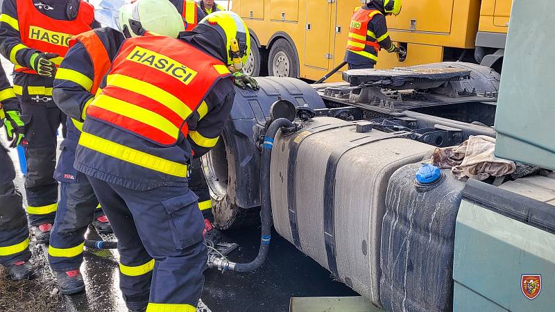 Zásah na místě tragické srážky osobního auta a kamionu na Bruntálsku.