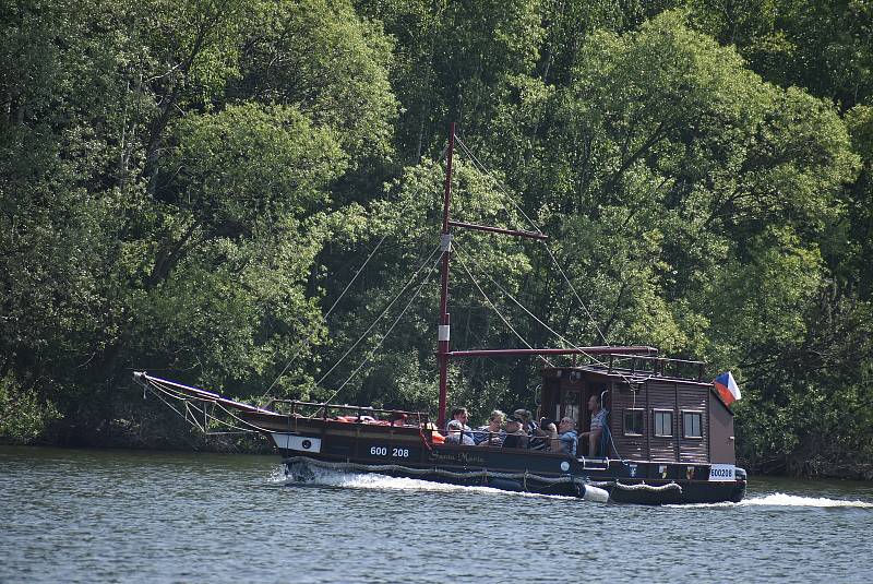 Razová leží na břehu Slezské Harty. Jako jedna z mála obcí má k dispozici přístav i letiště.