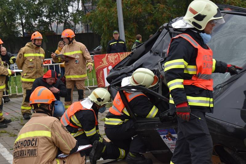 Dobrovolní hasiči z Vrbna pod Pradědem reprezentovali Moravskoslezský kraj v celorepublikové soutěži ve vyprošťování  osob z vraku auta. Foto: Andrea Martínková