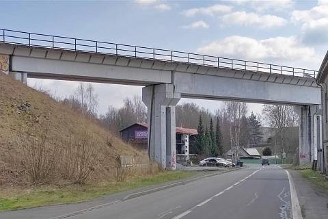 Kvůli opravě mostů v Bruntálu nebudou dva měsíce jezdit vlaky na Rýmařov a Moravský Beroun. Omezení čekají i na řidiče.