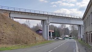 Kvůli opravě mostů v Bruntálu nebudou dva měsíce jezdit vlaky na Rýmařov a Moravský Beroun. Omezení čekají i na řidiče.