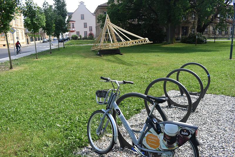 Festival Landscape hravou formou nabízí  Krnovanům zamyšlení nad městem a jeho funkcemi. Veřejné prostory oživily výstavy a umělecké instalace.