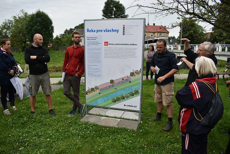 Krnované společně s autory studie prošli kolem řeky Opavy přesně 23 let po tragických povodních 1997. Zajímalo je, jak plánovaná miliardová investice do protipovodňových opatření změní  řeku a město.