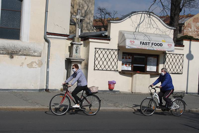 Nový fenomén: řídká fronta s rozestupy před obchodem s metrovým textilem. Ten se podařilo přestěhovat z uzavřeného Prioru do bývalého infocentra.