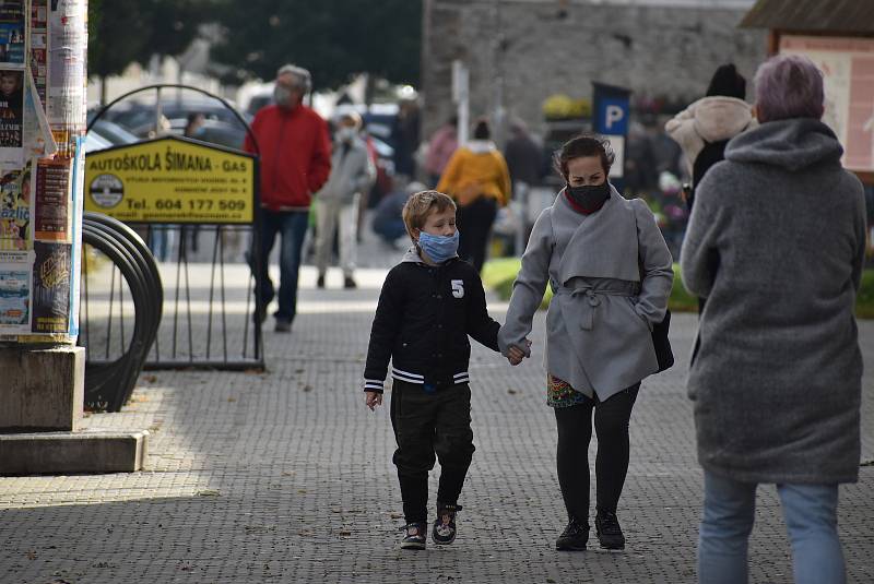 Krnované 21. října 2020 poctivě nasadili roušky a respirátory. Stávají se běžnou součástí výbavy také u cyklistů.