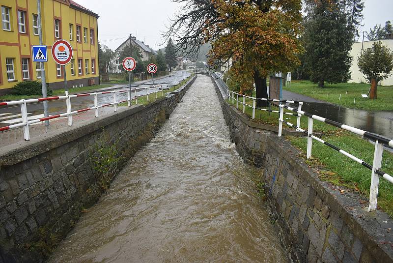 Situace na Osoblažsku je specifická tím, že se rozvodnila nejen řeka Osoblaha, ale i drobné potůčky a příkopy. Voda se valí po polních a lesních cestách a vytváří laguny.
