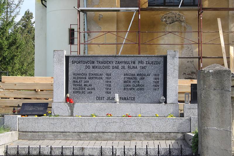 POMNÍK před kostelem v Jindřichově připomíná tragédii, která se odehrála 26. října 1947 při cestě jindřichovského fotbalového týmu na přátelské utkání do Mikulovic.