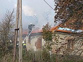 Škodu okolo 900.000 korun způsobil dnes požár rodinného domu v Bílčicích na Bruntálsku. Oheň zničil střechu a podkroví starší, nyní rekonstruované stavby.
