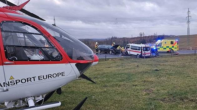 U tragické nehody poblíž Milotic nad Opavou zasahoval i záchranářský vrtulník. 20. listopadu 2023