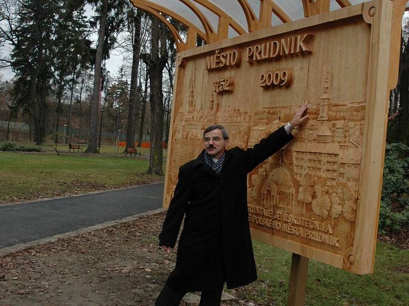 Starosta Bruntálu František Struška a starosta polského partnerského města Prudnik Franciszek Fejdych (na snímku ukazuje významné stavby svého města) slavnostně otevřeli zrekonstruovaný městský park v Bruntále.