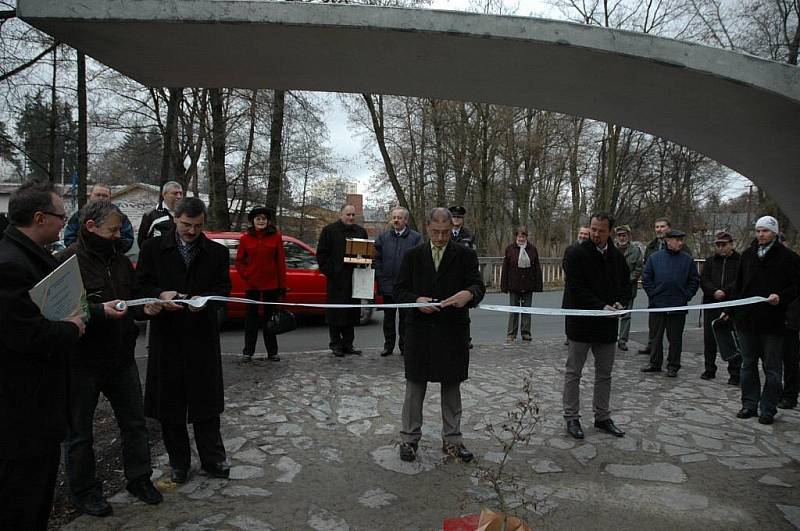 Starosta Bruntálu František Struška a starosta polského partnerského města Prudnik Franciszek Fejdych slavnostně otevřeli zrekonstruovaný městský park v Bruntále.