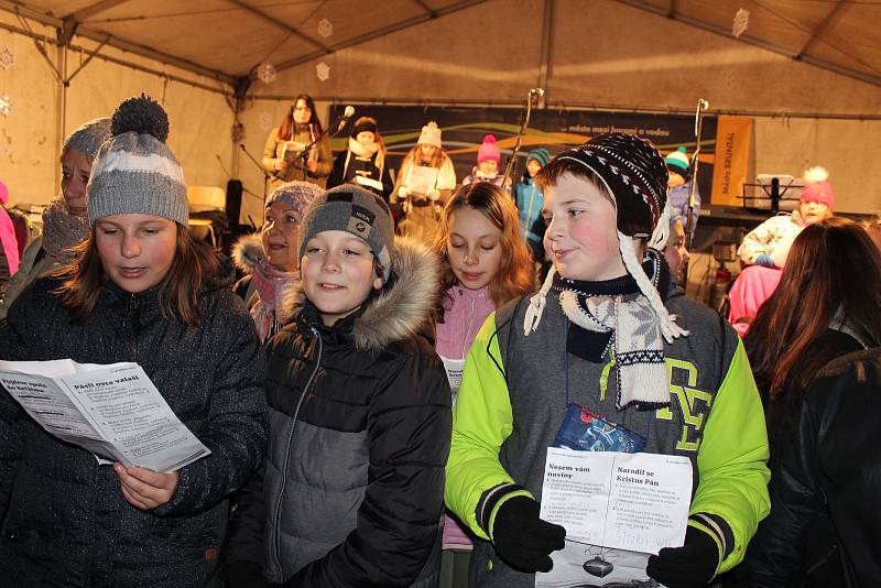 Na náměstí Míru v Bruntále se sešli lidé, aby si společně s dětmi na pódiu i pod ním zazpívali koledy.