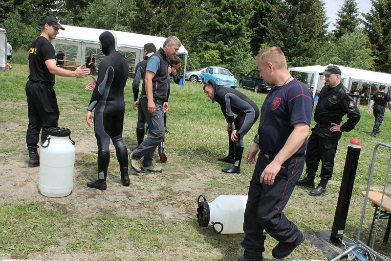 Devatenáct českých a polských týmů soutěžilo ve středu při sedmnáctém ročníku soutěž vodních záchranářů ve vodách přehrady Slezská Harta.