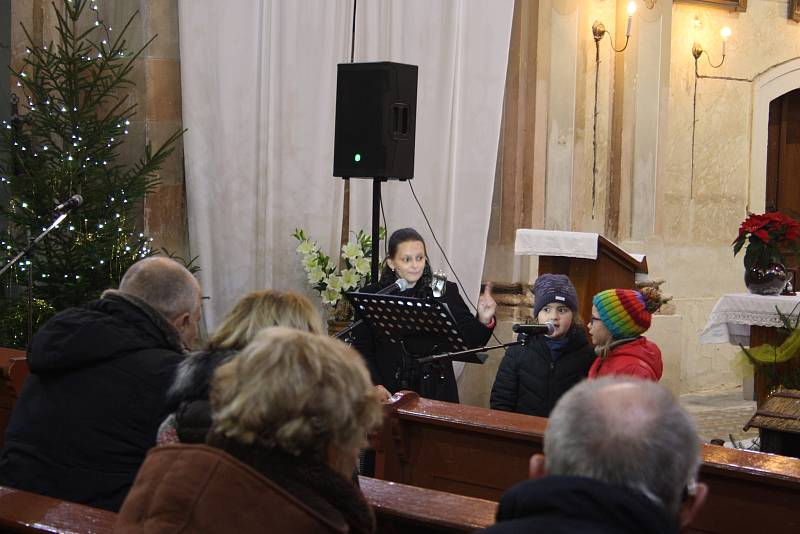 Koncert v kostele v Holčovicích má půvabnou atmosféru. Venku už na všechny čekal sníh, čaj a ohňostroj.