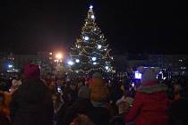 Adventní trhy, rozsvícení vánočního stromu a ohňostroj na krnovském náměstí 27. listopadu 2022.