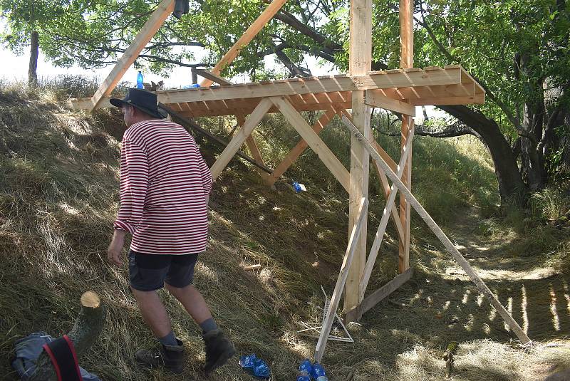 Třináct studentů architektury vytvořilo v zaniklé vsi Pelhřimovy 13 zastavení křížové cesty. Oživili úvozovou cestu ztracenou v džungli. 30.6. 2022.