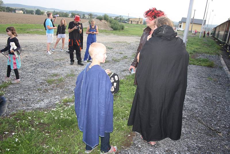 STRAŠIDLA přijela do Slezských Rudoltic parním vlakem v posledních paprscích zapadajícího slunce.